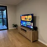 Near New 4Br Townhouse Next To Shopping Mall