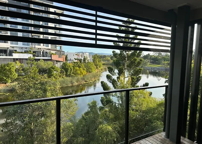 Near New 4Br Townhouse Next To Shopping Mall