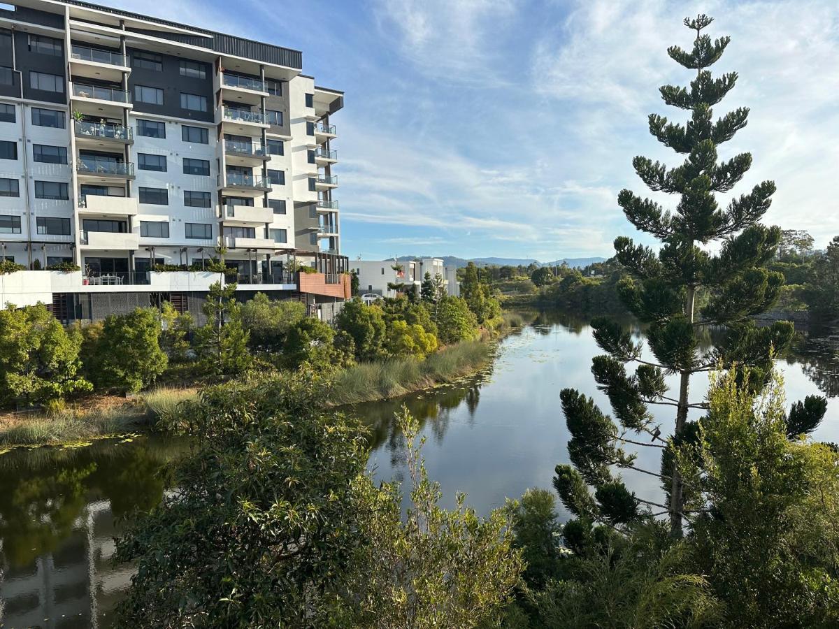 Near New 4br Townhouse Next To Shopping Mall *