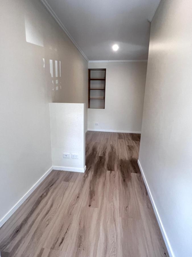 Near New 4br Townhouse Next To Shopping Mall Apartment *