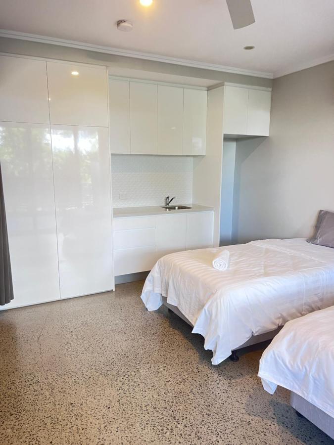Near New 4br Townhouse Next To Shopping Mall Apartment Gold Coast