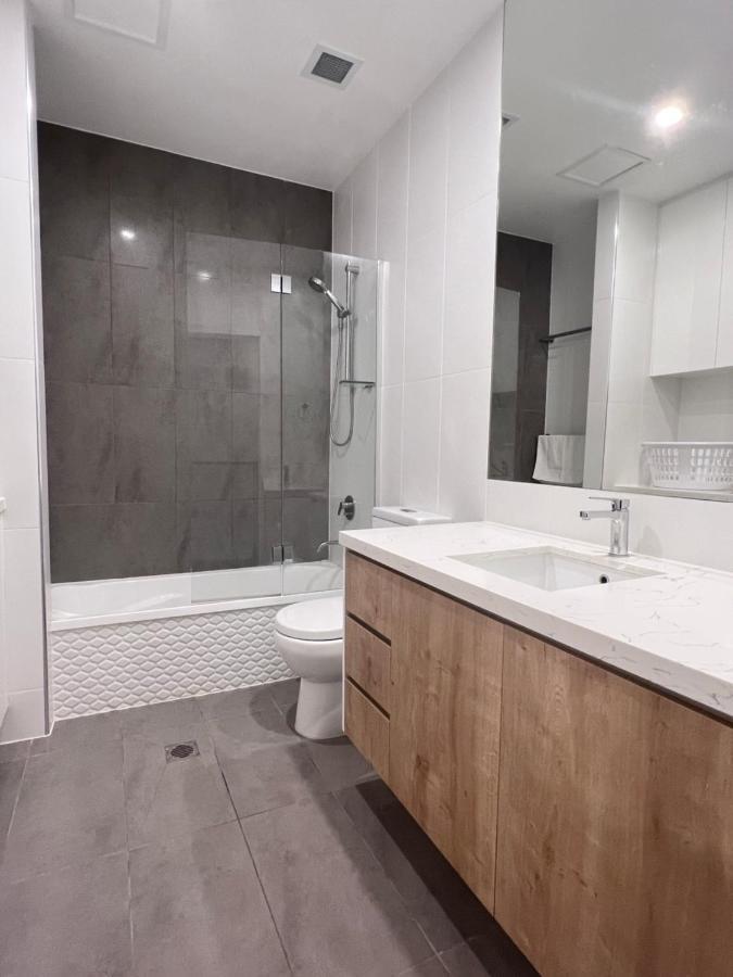 Near New 4br Townhouse Next To Shopping Mall *