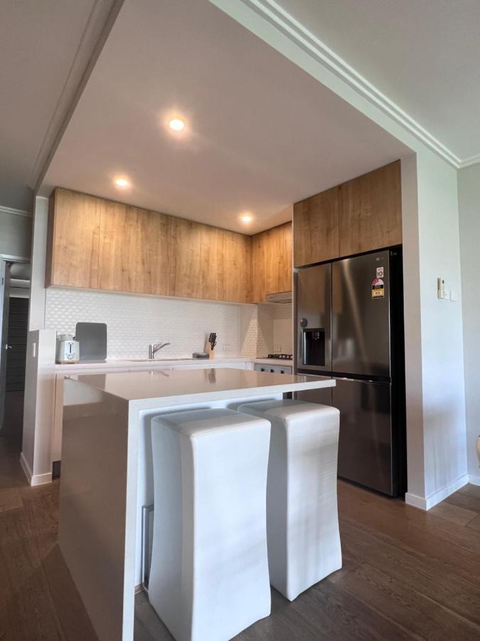 Near New 4br Townhouse Next To Shopping Mall Apartment *